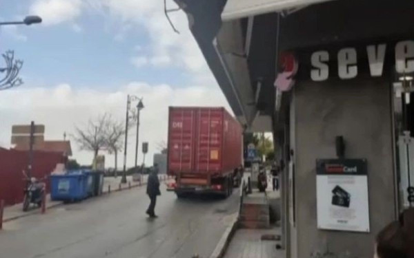 Απίστευτο συμβάν στη Θεσσαλονίκη: Φορτηγό τράκαρε σε... μπαλκόνι στον Άγιο Παύλο (βίντεο)