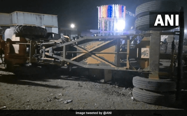 Φρίκη στην Ινδία: Γερανός ανατράπηκε και σκότωσε 4 ανθρώπους στη διάρκεια προσκυνήματος - Δείτε τη φονική στιγμή