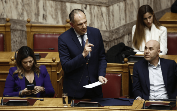 «Άναψαν τα αίματα» στη Βουλή με την πρόταση δυσπιστίας κατά της κυβέρνησης