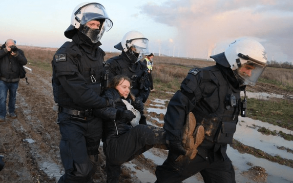 Σουηδία: Πρόστιμο στην Γκρέτα Τούνμπεργκ επειδή απέκλεισε την είσοδο του κοινοβουλίου