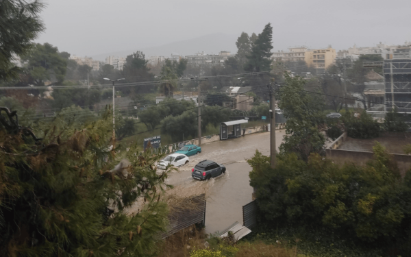 Σχεδόν 400 κλήσεις δέχθηκε η πυροσβεστική σε λιγότερο από 24 ώρες εξαιτίας της κακοκαιρίας