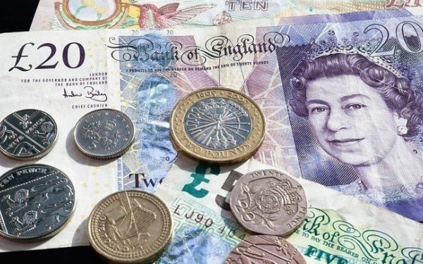 Βρετανία: Τράπεζα αυξάνει τους μισθούς κατά 1250 λίρες λόγω αύξησης του κόστους διαβίωσης