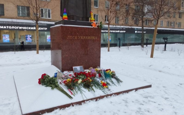 Μόσχα: Τουλάχιστον τέσσερις συλλήψεις για τα λουλούδια στη μνήμη των θυμάτων της επίθεσης στην Ντνίπρο (βίντεο)