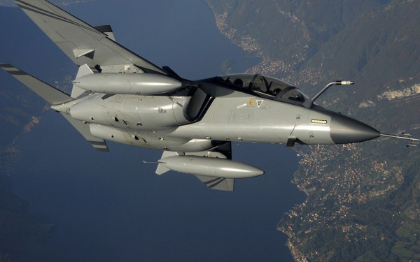 Καλαμάτα: Πραγματοποιήθηκε η πρώτη πτήση του πρώτου ελληνικού εκπαιδευτικού αεροσκάφους Μ-346 (βίντεο)