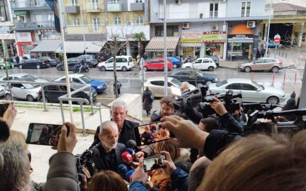 Ένταση με το «καλημέρα» στη δίκη για τη δολοφονία του Άλκη Καμπανού - Καταθέτει ο πατέρας του