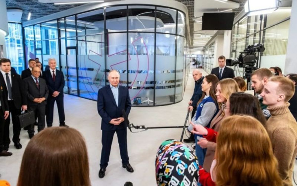 Ο Πούτιν έβαλε παπούτσια με... τακούνι σε συνάντηση με φοιτητές - Το… κόμπλεξ με το ύψος του (φωτ.)