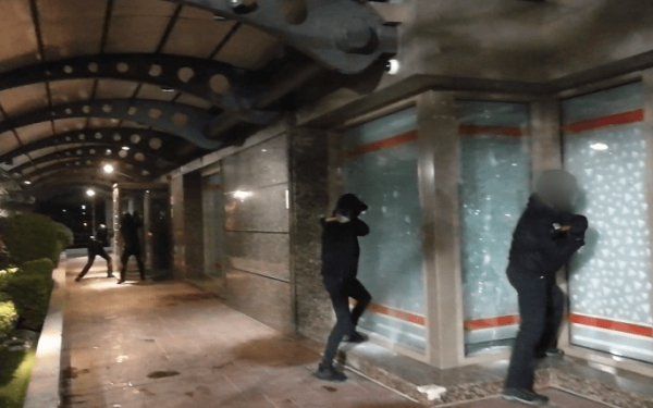 Στα γραφεία εισπρακτικής εταιρείας επιτέθηκε ο «Ρουβίκωνας» (βίντεο)