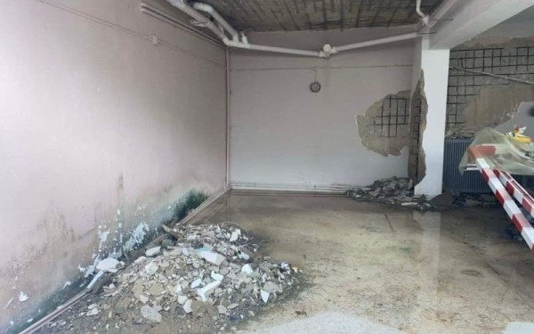 Εικόνες ντροπής στην Ικαρία: 160 μαθητές κάνουν μάθημα σε σχολείο ερείπιο - «Παίρνει νερό από παντού» (βίντεο)