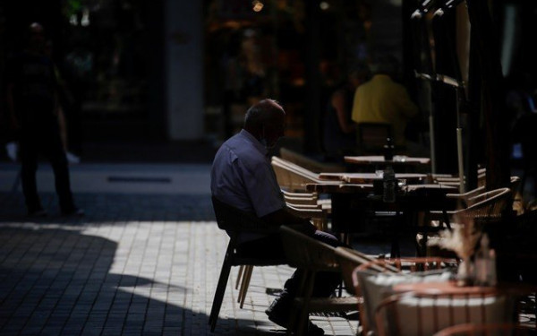 Τρέχουν να μαζέψουν  τα τραπεζοκαθίσματα για να γλιτώσουν τα πρόστιμα