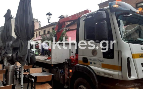 Μετά τις ξαπλώστρες μήπως ήρθε η ώρα και για τα παράνομα τραπεζοκαθίσματα; Του Νίκου Ηλιάδη