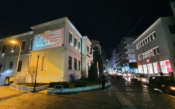 Βέροια: Φωταγωγήθηκε το δημαρχείο για διεθνή εκστρατεία «We Remember» (φωτ.)