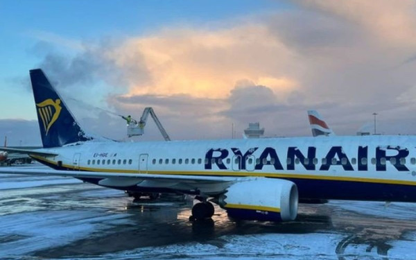 Βρετανία: Έκλεισε το αεροδρόμιο του Μάντσεστερ λόγω σφοδρής χιονόπτωσης