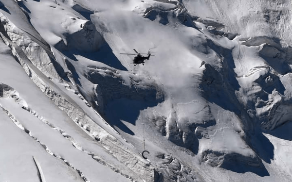 Χιονοστιβάδα καταπλάκωσε δύο ανθρώπους και ένα ελικόπτερο στην Σουηδία