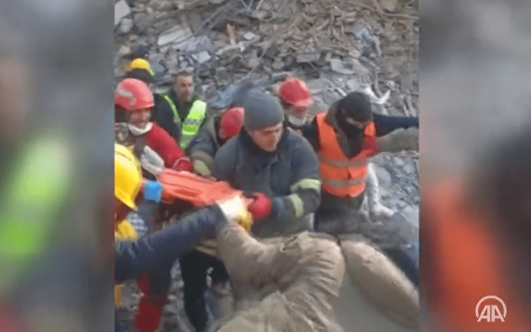 Ακόμη ένα «θαύμα» στην Τουρκία: Βρέφος δύο μηνών ζωντανό 128 ώρες μετά το σεισμό (βίντεο)