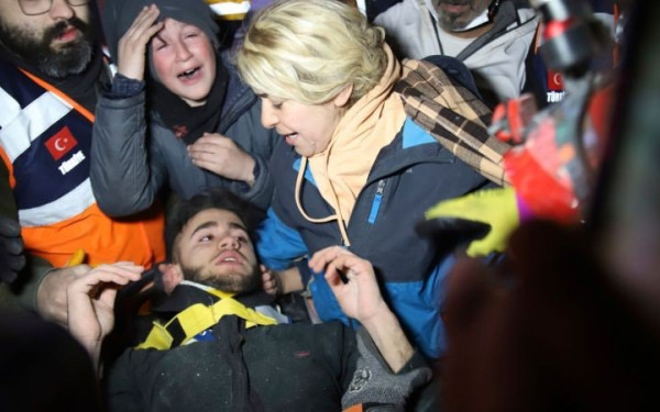 Σεισμός στην Τουρκία: 17χρονος βγήκε ζωντανός μετά από 94 ώρες - Έπινε τα ούρα του για να επιβιώσει (βίντεο)