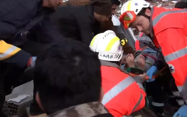 Τουρκία - Ρίγη συγκίνησης: Η ελληνική ΕΜΑΚ έσωσε την αδελφή της 7χρονης που δεν τα κατάφερε (βίντεο)