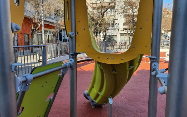 Θεσσαλονίκη: Διέλυσαν καινούργια παιδική χαρά - Δείτε φωτογραφίες