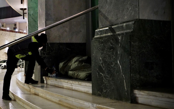 Θεσσαλονίκη: Στο πλευρό των αστέγων η Δημοτική Αστυνομία (φωτ.)