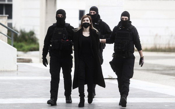 Δίκη Ρ. Πισπιρίγκου: Δακρυσμένη και με τη φωτογραφία της Τζωρτζίνας απέναντι στον Δασκαλάκη