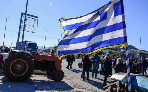 Στα μπλόκα οι αγρότες, αντιμέτωποι με οικονομική καταστροφή