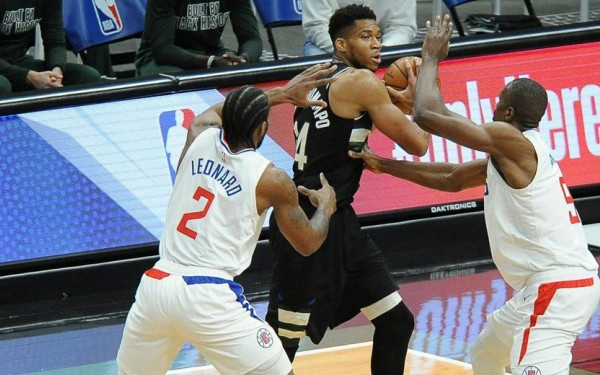 Το ΝΒΑ παραμιλάει ξανά με τον Αντετοκούνμπο - Νίκησε μόνος του τους Κλίπερς με 54 πόντους (βίντεο)