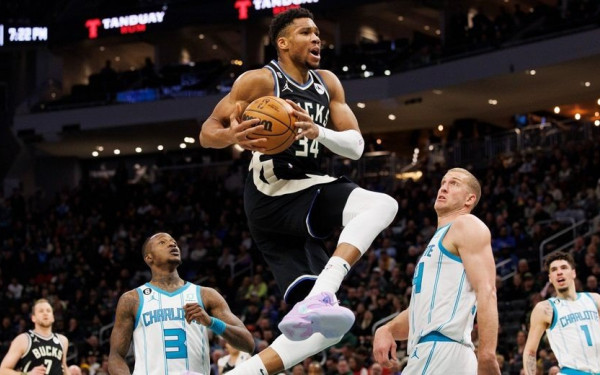 ΝΒΑ: Ο Αντετοκούνμπο πήρε... παραμάζωμα τους Σάρλοτ Χόρνετς (βίντεο)