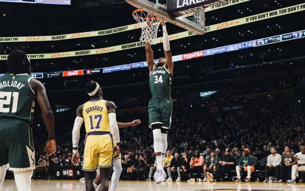 ΝΒΑ: Ο Γιάννης Αντετοκούνμπο έκλεψε λίγη από τη λάμψη του Λεμπρόν Τζέιμς (βίντεο)