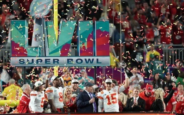 NFL: Ο Τζορτζ Καρλαύτης έγινε ο δεύτερος Έλληνας που κατακτά το Super Bowl (βίντεο)