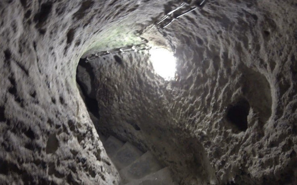 ﻿﻿Γκρέμισε τον τοίχο στο υπόγειό του και ανακάλυψε την αρχαία Μαλακοπή