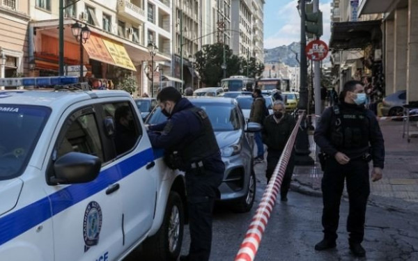 Ελεγχόμενη έκρηξη μπαγκαζιέρας μοτοσικλέτας, από την ΕΛΑΣ, έξω από την Αθηναϊκή Λέσχη