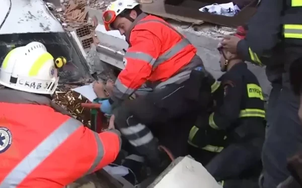 Σεισμός στην Τουρκία: Οι Έλληνες διασώστες εντόπισαν ζωντανό και τέταρτο παιδί - Προσπάθησε να το σώσει με το σώμα της η μητέρα του