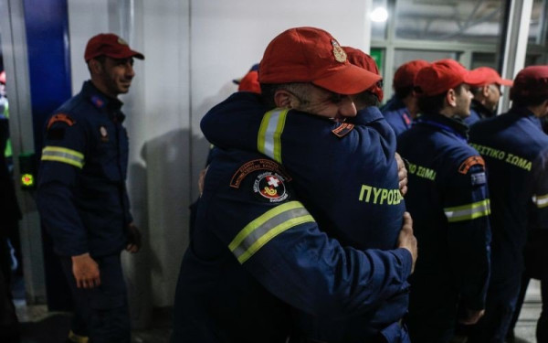 Σεισμός στην Τουρκία: Συγκίνηση και λουλούδια για την ΕΜΑΚ στη Θεσσαλονίκη - «Μας αγκάλιασαν, μας έλεγαν αδέρφια» (βίντεο, φωτ.)