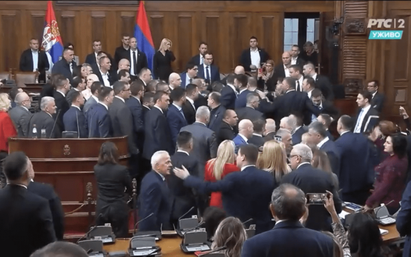 Εκρηκτικό κλίμα στη σερβική Βουλή - Διαβεβαιώσεις Βούτσιτς ότι δεν αναγνωρίσει ποτέ ανεξάρτητο Κόσοβο (βίντεο)