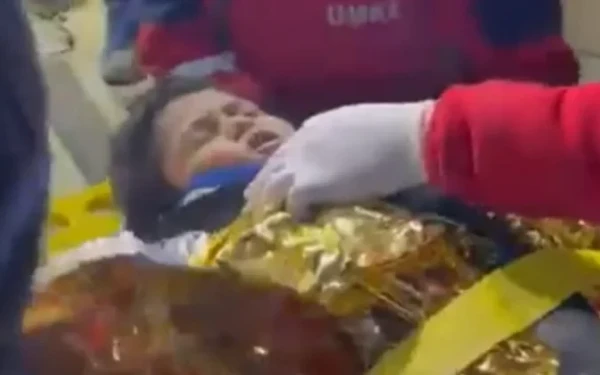 Σεισμός στην Τουρκία: «Έχω σχολείο αύριο» είπε 7χρονος όταν διασώθηκε μετά από 70 ώρες (βίντεο)