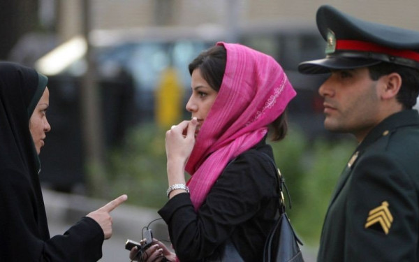 Ιράν: Έρχεται Big Brother για γυναίκες που δεν φορούν μαντήλα 