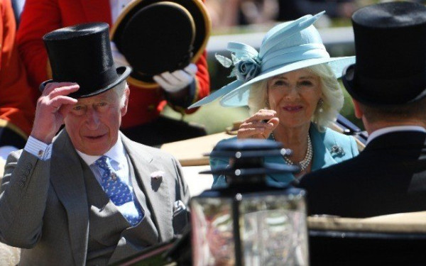 Σοκ στη βρετανική «καλή κοινωνία»: Τέλος τα ψηλά καπέλα και τα κοστούμια στις ιπποδρομίες