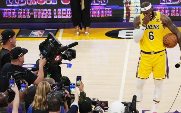 ΝΒΑ: Παγκόσμια υπόκλιση στον «βασιλιά» Λεμπρόν Τζέιμς (βίντεο)