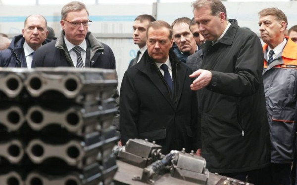 Πόλεμος στην Ουκρανία - Μεντβέντεφ: Η Ρωσία πρέπει να κατασκευάσει «χιλιάδες άρματα μάχης»