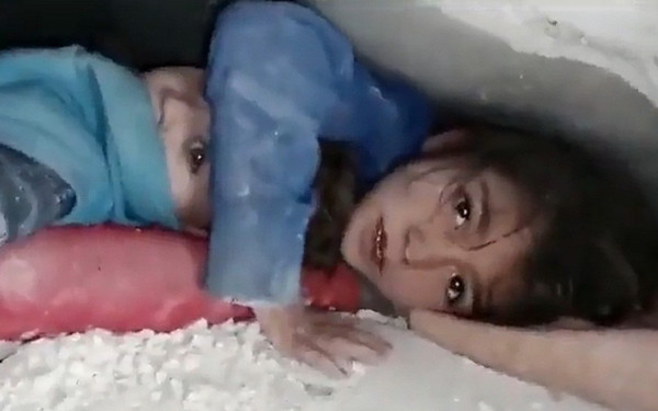 Τουρκία - Συγκλονιστικό βίντεο από τον σεισμό: 7χρονη προστάτευε το κεφάλι του αδελφού της για 17 ώρες