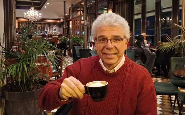 Πρωινός καφές με τον Ορέστη Καλογήρου