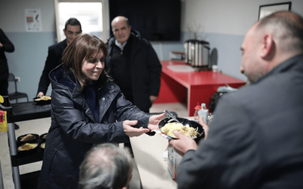 Η Κατερίνα Σακελλαροπούλου μοίρασε φαγητό σε άστεγους στο λιμάνι του Πειραιά (φωτ.)