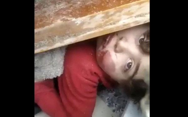 Σεισμός στην Τουρκία: Πλάνα που συγκλονίζουν - Η στιγμή που δύο παιδάκια ανασύρονται ζωντανά από τα συντρίμμια (βίντεο)