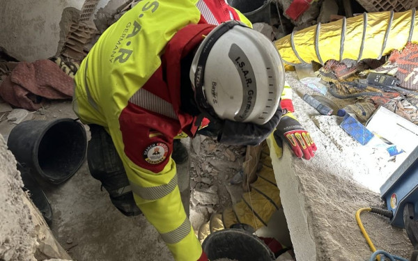 Φονικός σεισμός: 149 ώρες μετά η ελπίδα δεν έχει πεθάνει - Συγκλονιστική διάσωση 35χρονου στα χαλάσματα (βίντεο)