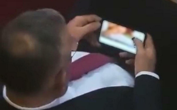 Σερβία: Βουλευτής παραιτείται μετά το βίντεο που τον δείχνει να παρακολουθεί πορνό στο Κοινοβούλιο