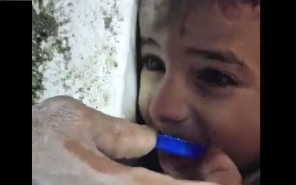 Σεισμός στην Τουρκία: Μάχη στα χαλάσματα - Δίνουν σταγόνες νερό σε καπάκι σε εγκλωβισμένο παιδάκι για να μείνει ζωντανό (βίντεο)