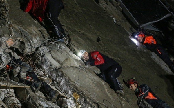 Συρία: Οι διασώστες της αντιπολίτευσης λένε πως εκατοντάδες οικογένειες παραμένουν παγιδευμένες κάτω από ερείπια