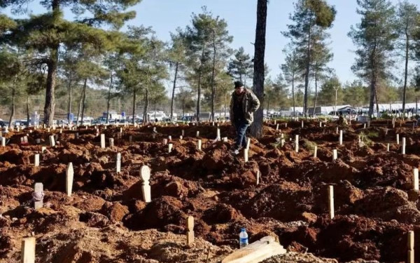 Σε ομαδικούς τάφους οι νεκροί του σεισμού στην Τουρκία - Συγκλονιστικές εικόνες (βίντεο)