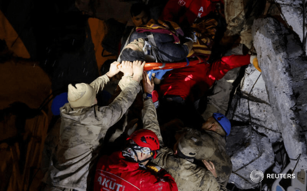 Τουρκία: Ήρωες γιατροί και διασώστες μάχονται για να ανασύρουν επιζώντες και να θεραπεύσουν τραυματίες (βίντεο)