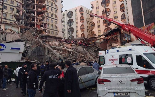 Φονικός σεισμός: Μετά τους νεκρούς το καθεστώς Ερντογάν «θυμήθηκε» τους εργολάβους (βίντεο)