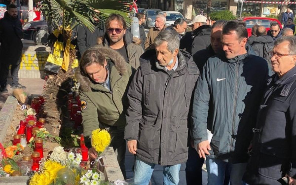 Άλκης Καμπανός: Πλήθος κόσμου στο τρισάγιο για τη μνήμη του (φωτ.)